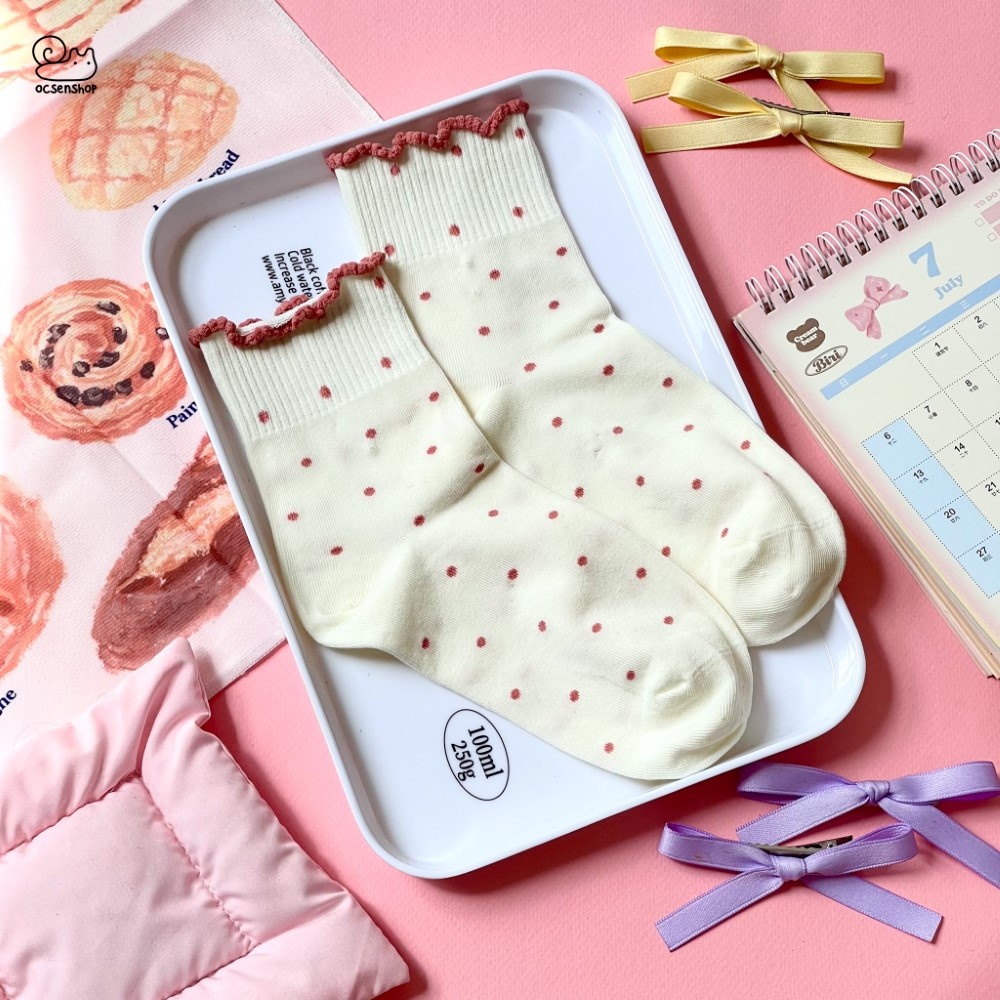 Tất cao cổ nền chấm pastel viền xoăn