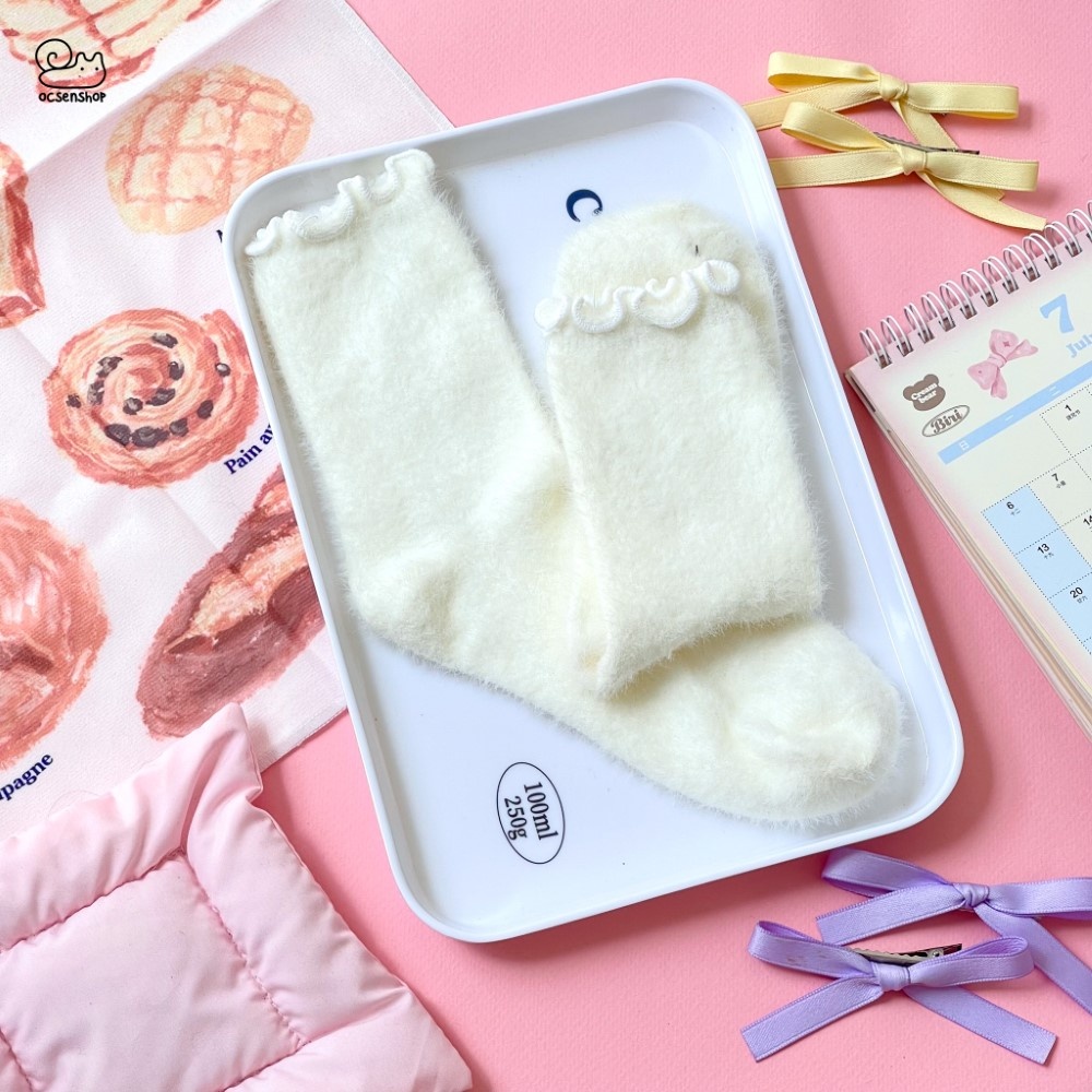 Tất cao cổ bông xù viền xoăn