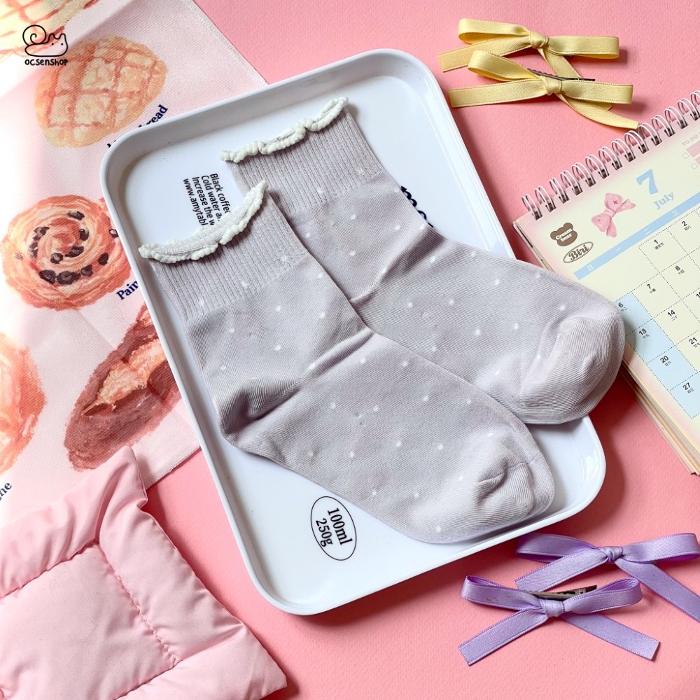 Tất cao cổ nền chấm pastel viền xoăn