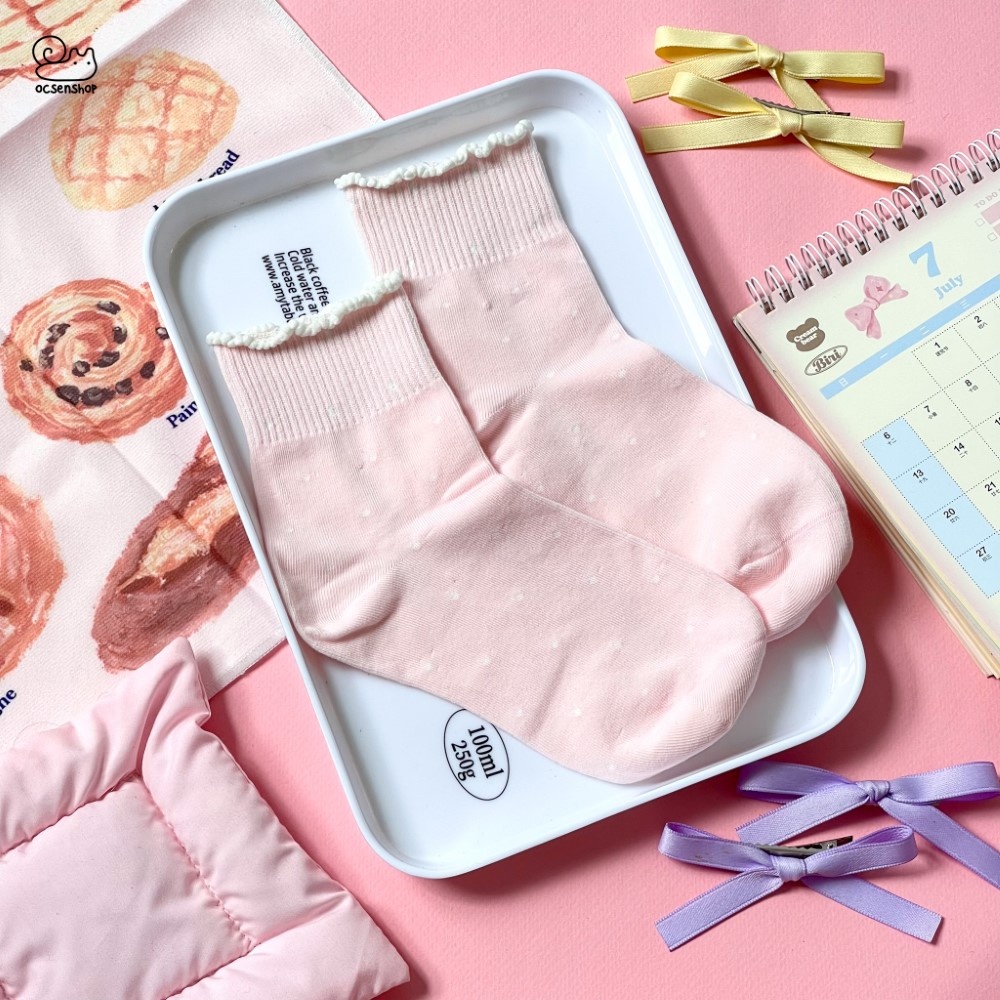 Tất cao cổ nền chấm pastel viền xoăn