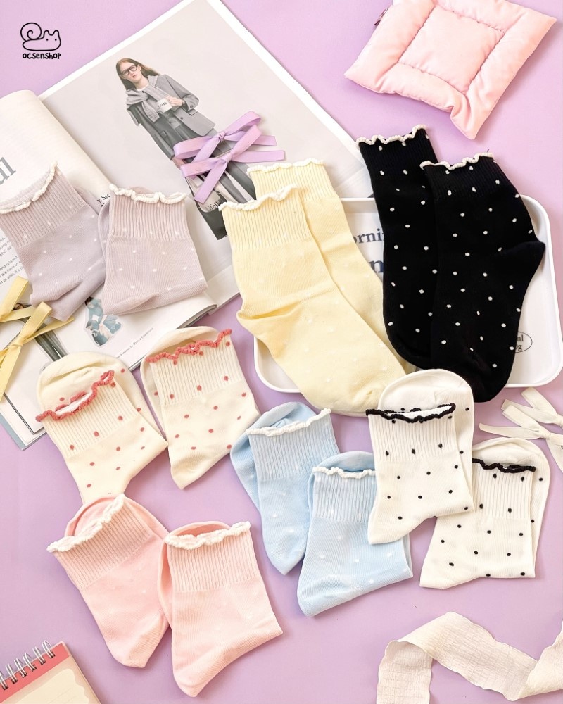 Tất cao cổ nền chấm pastel viền xoăn