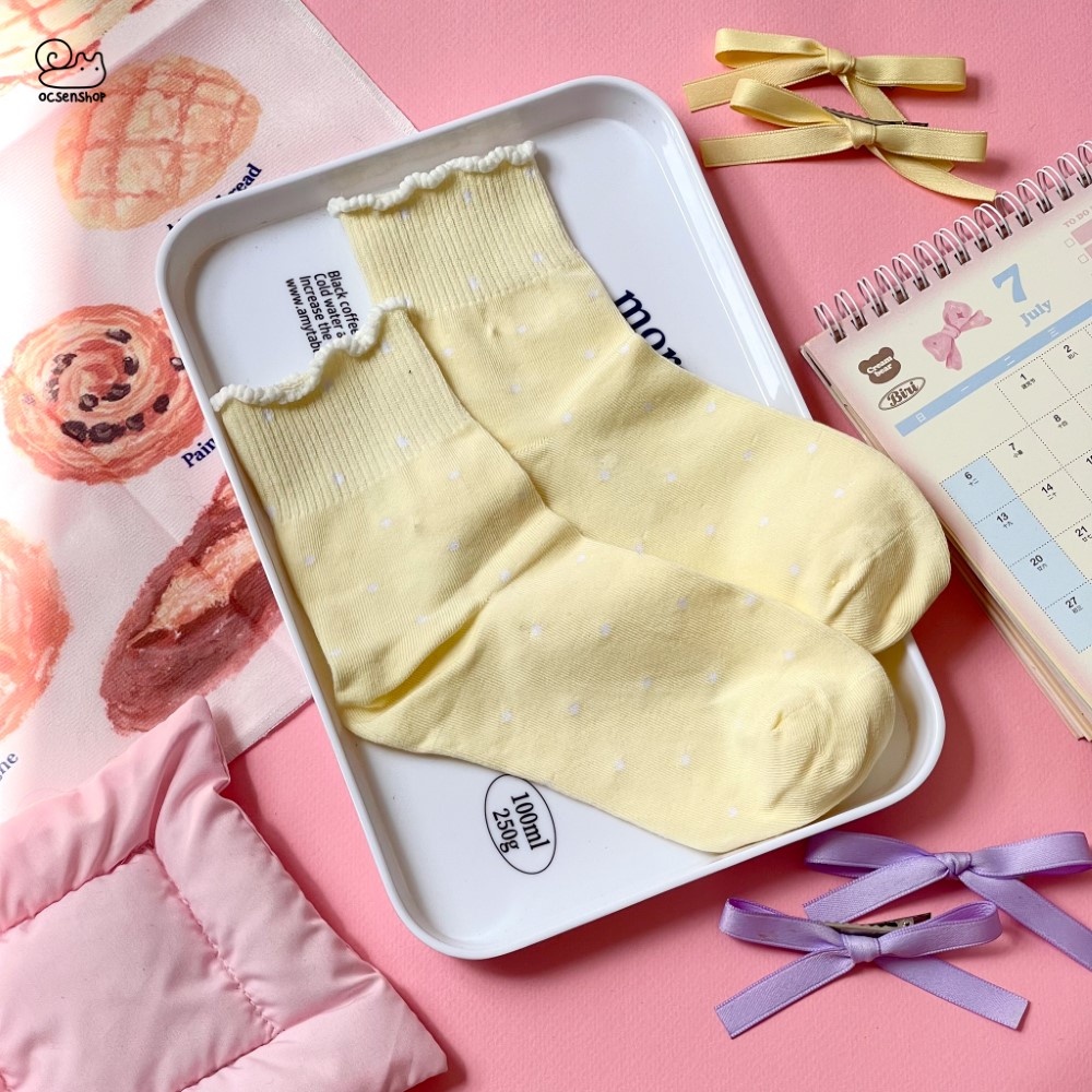 Tất cao cổ nền chấm pastel viền xoăn