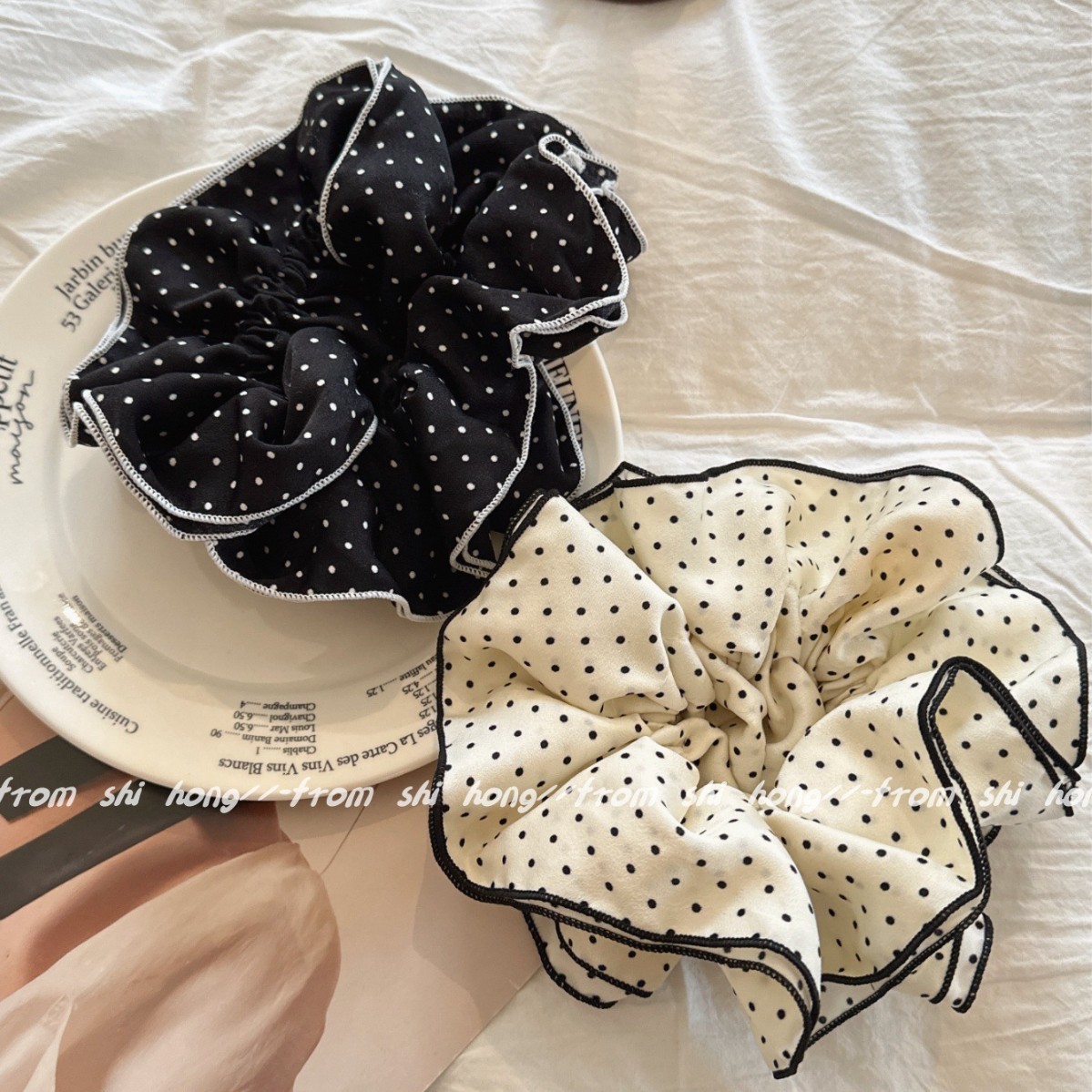 Scrunchie vải nền chấm viền bèo (4 lớp)