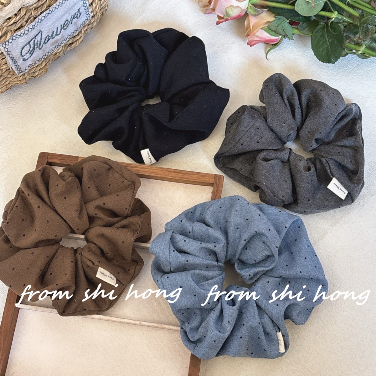 Scrunchie nền chấm bi