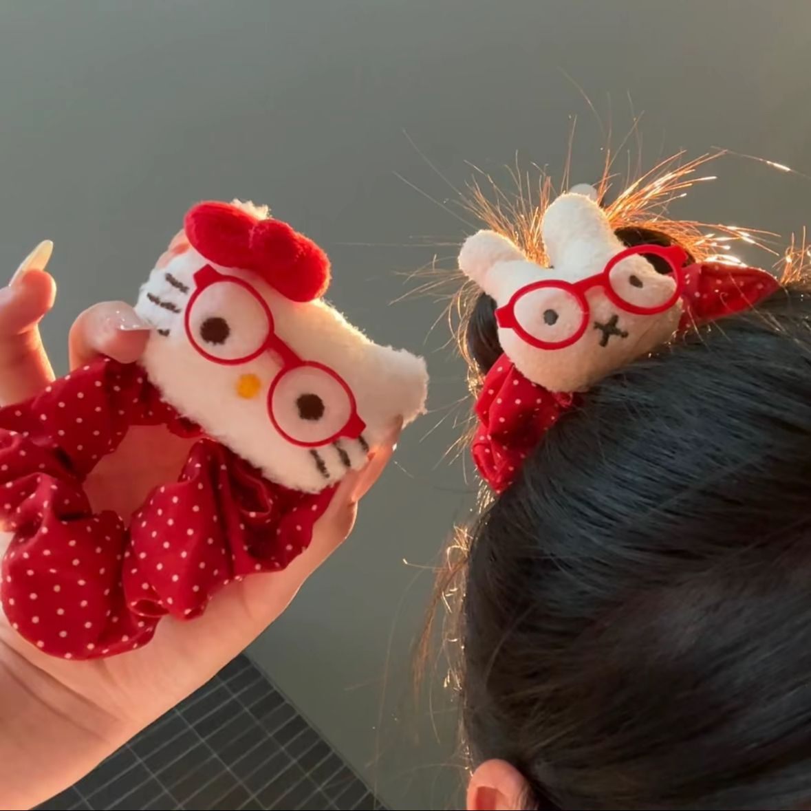 Scrunchie Thỏ và Hello Kitty chấm bi nền đỏ