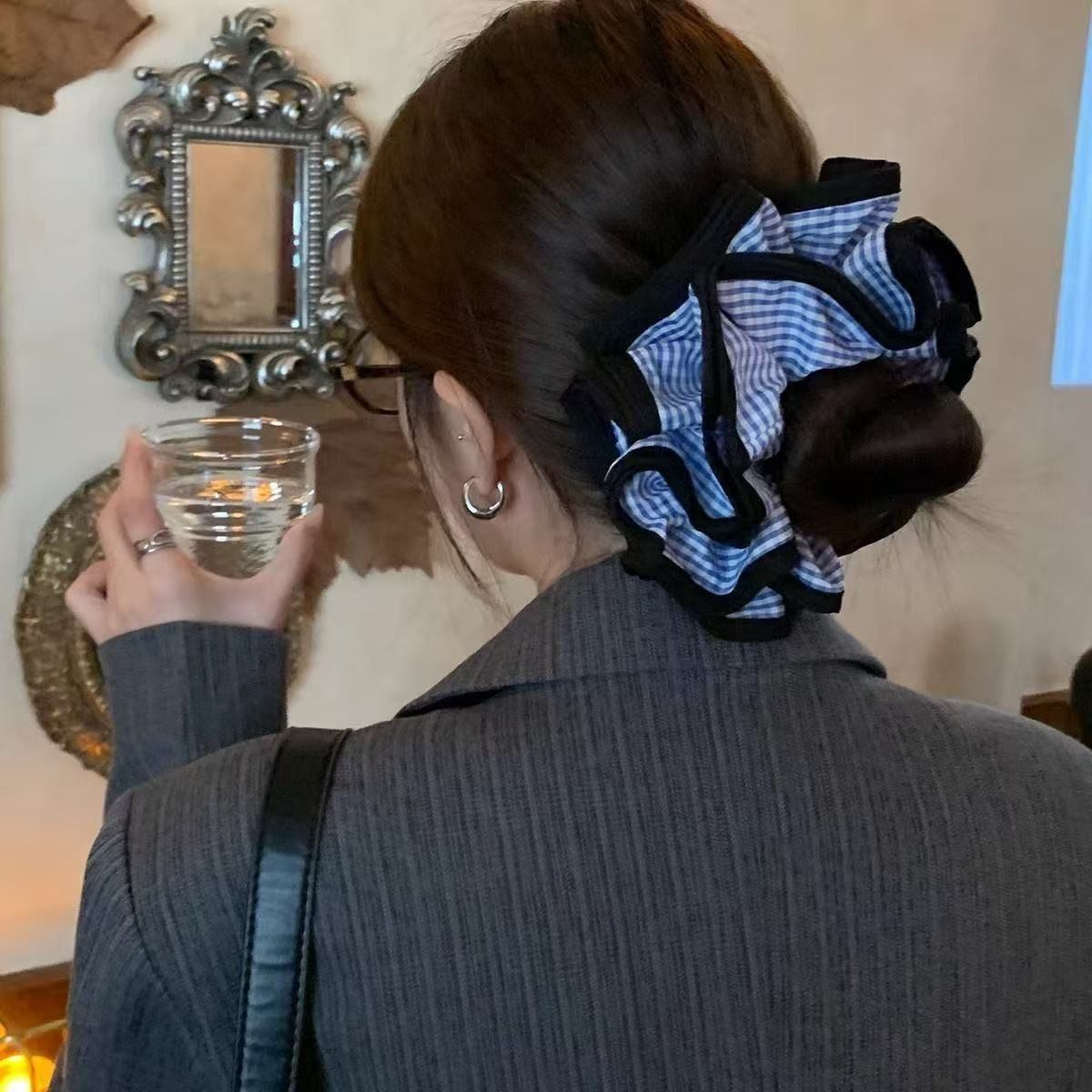 Scrunchie kẻ ô xanh viền đen (4 lớp)