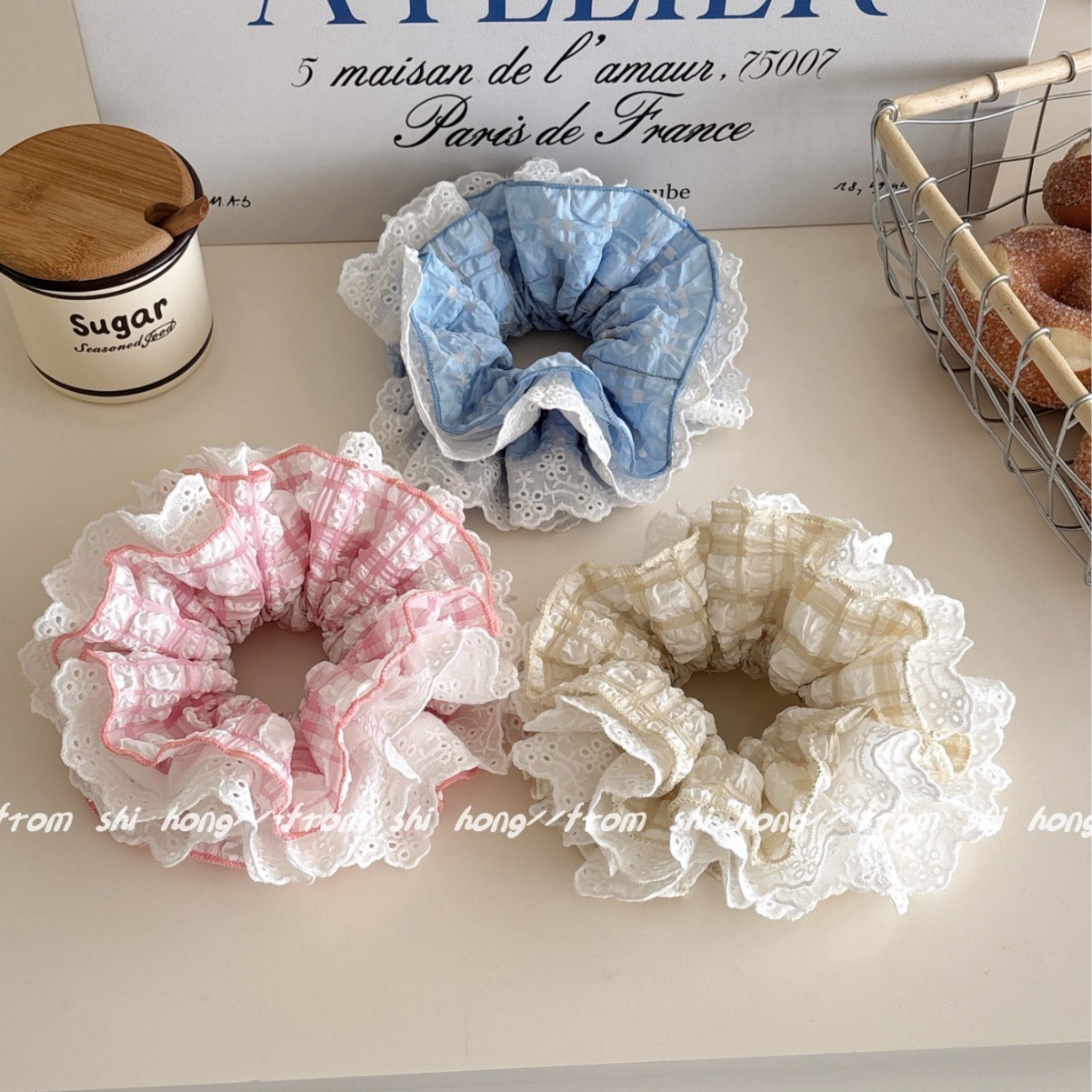 Scrunchie vải kẻ ô xốp kèm ren (4 lớp)