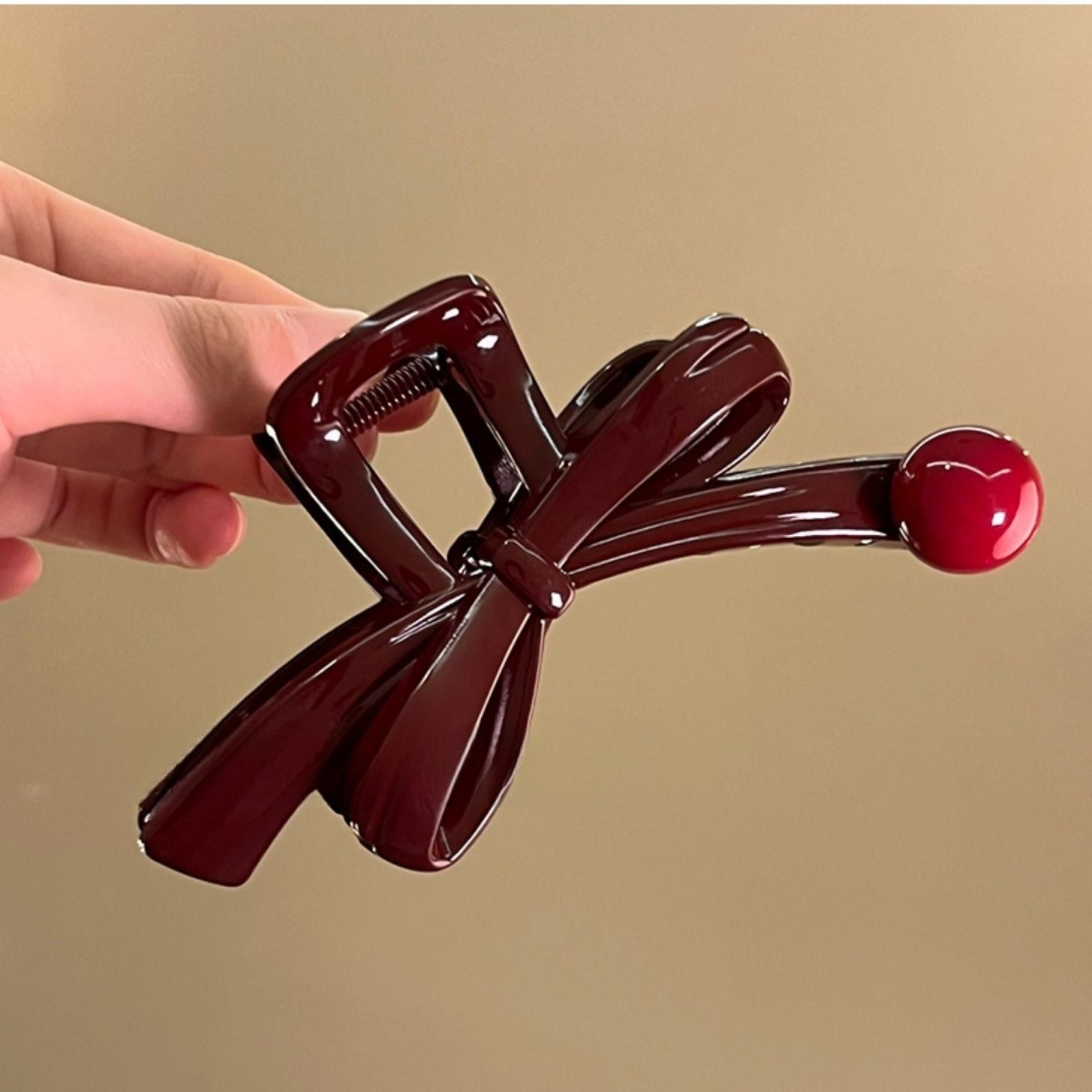 Kẹp càng cua nơ quả đỏ