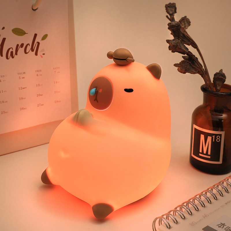 Đèn ngủ silicon Capybara nằm chắp tay