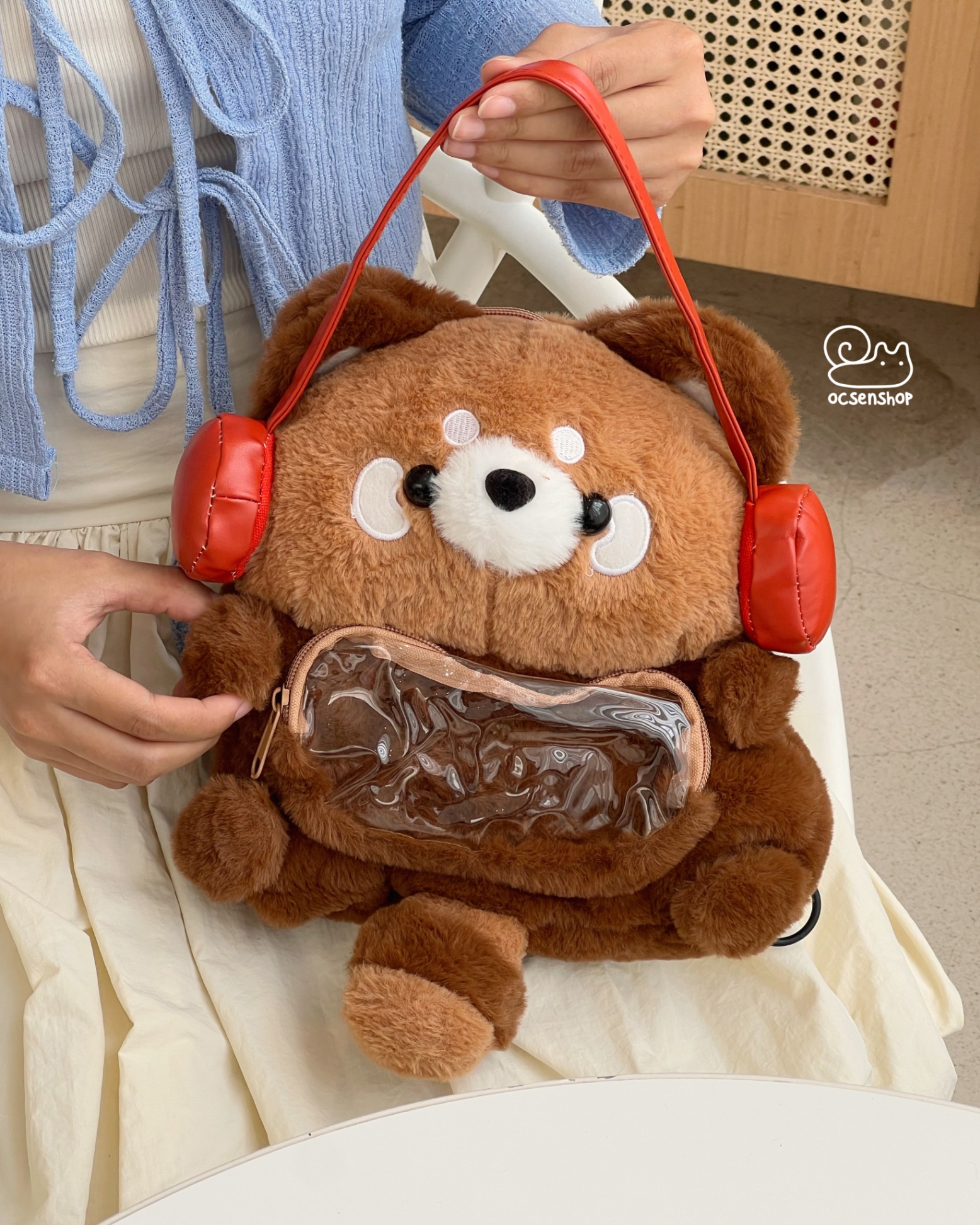 Balo bông Red panda đeo tai nghe