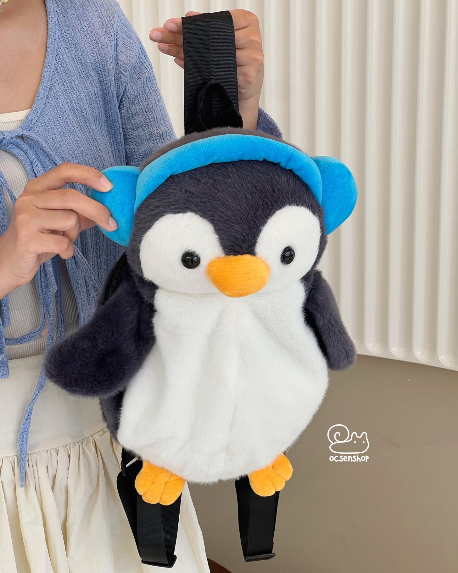 Balo bông Chim cánh cụt đeo tai nghe