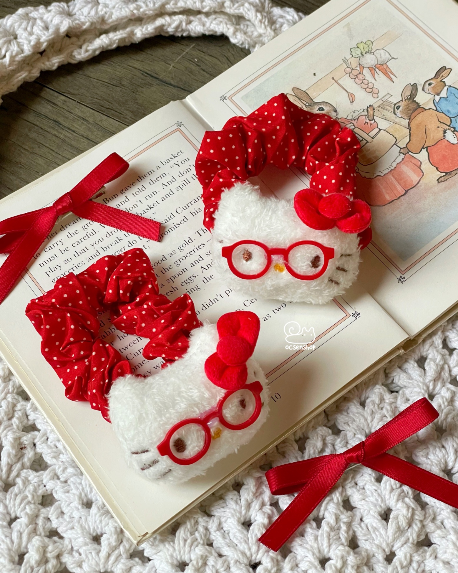 Scrunchie Thỏ và Hello Kitty chấm bi nền đỏ