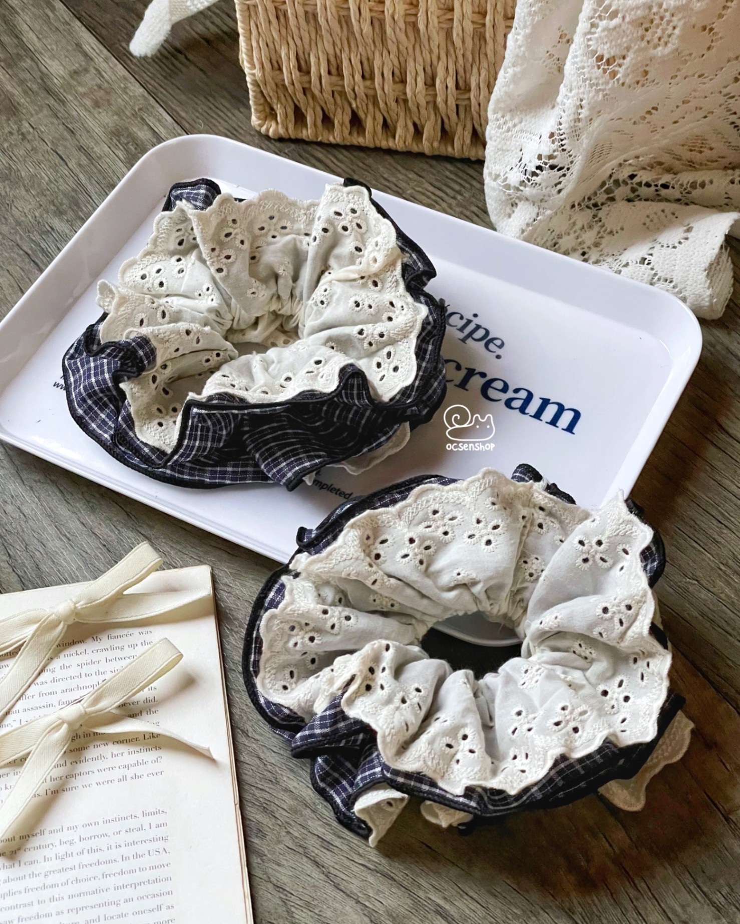 Scrunchie kẻ ô xanh dương kèm ren (4 lớp)