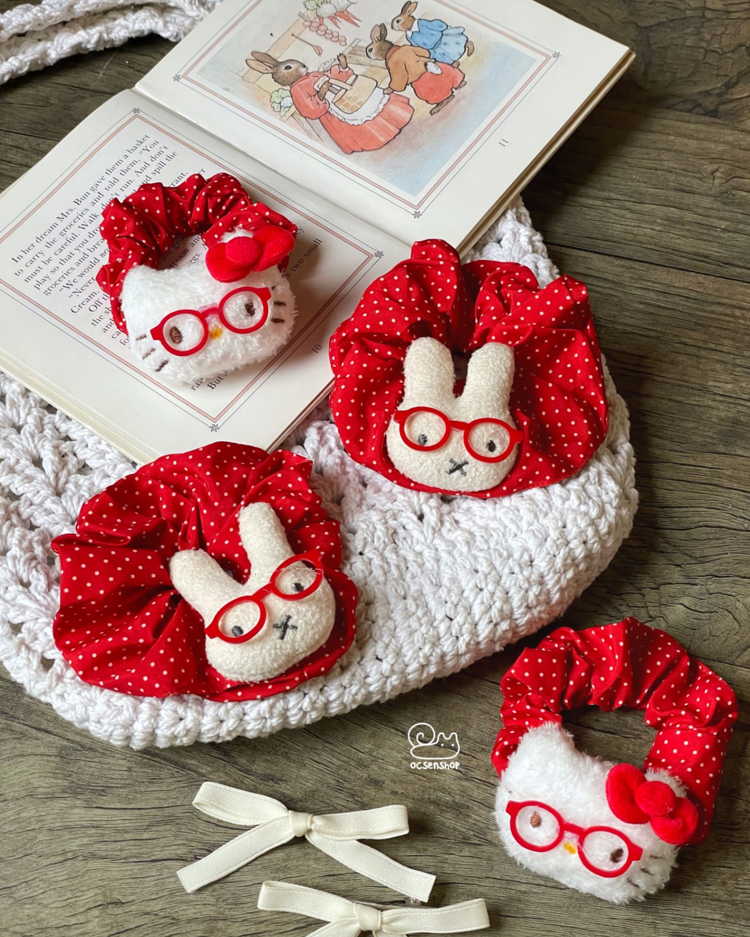 Scrunchie Thỏ và Hello Kitty chấm bi nền đỏ