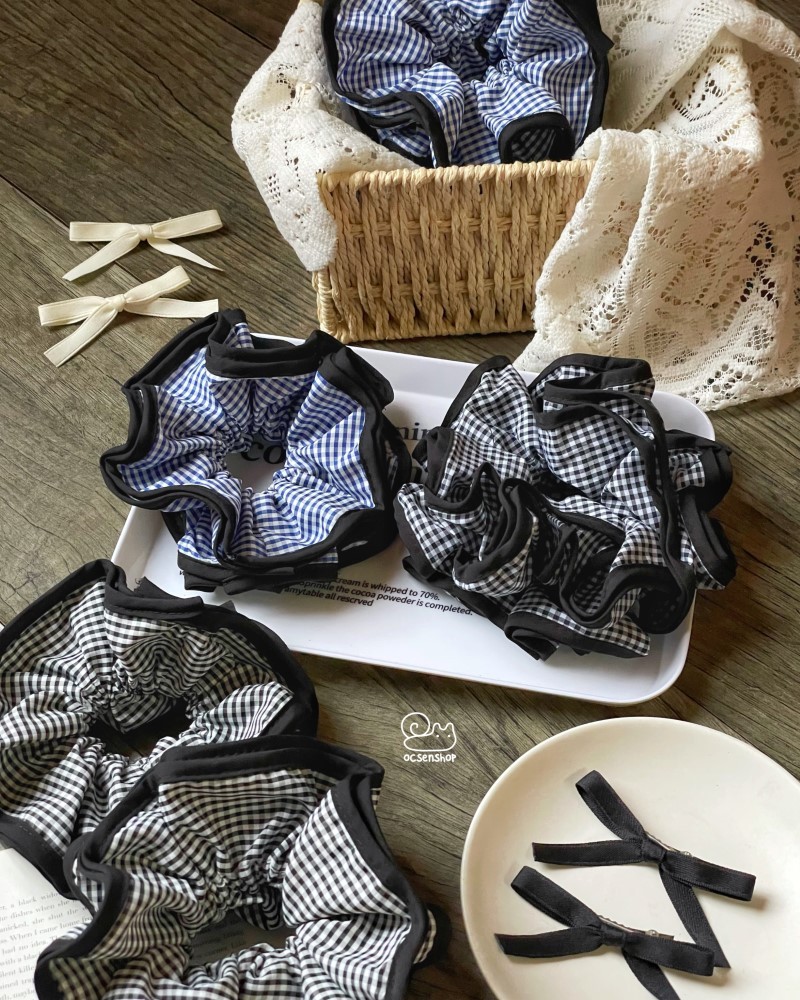 Scrunchie kẻ ô xanh viền đen (4 lớp)