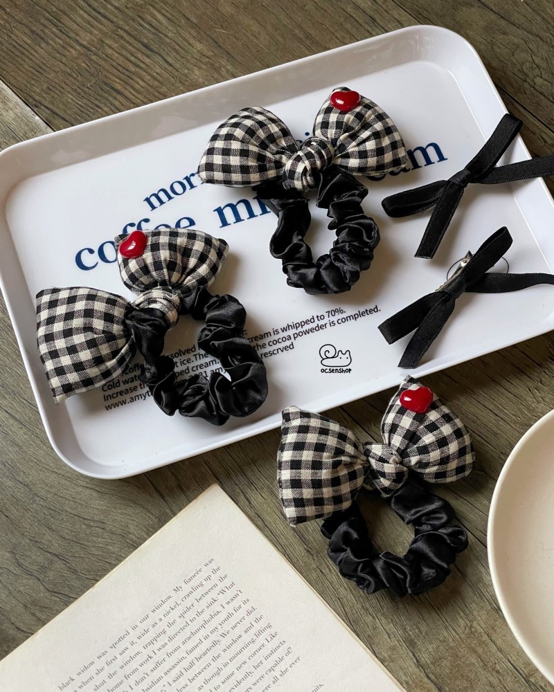 Chun buộc tóc Nơ kẻ ô charm trái tim
