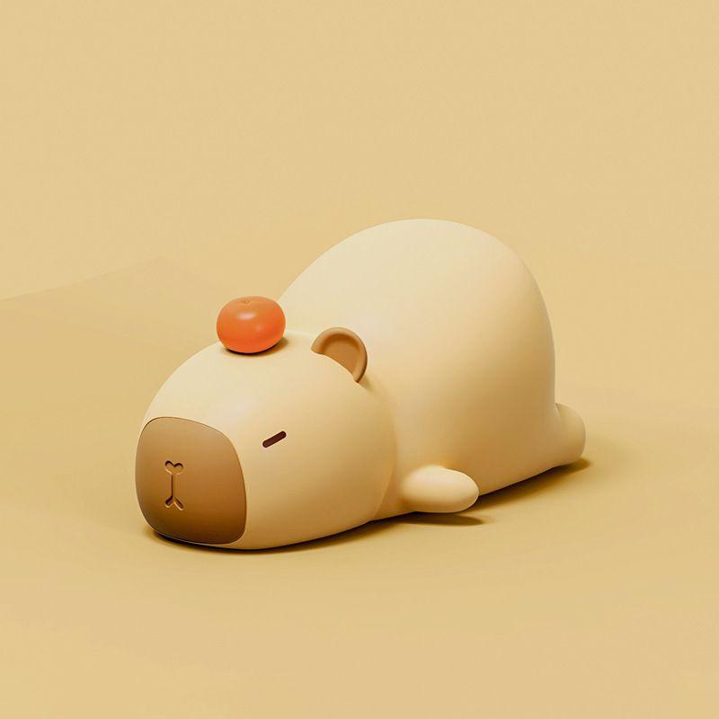 Đèn ngủ silicon Capybara nằm đội cam