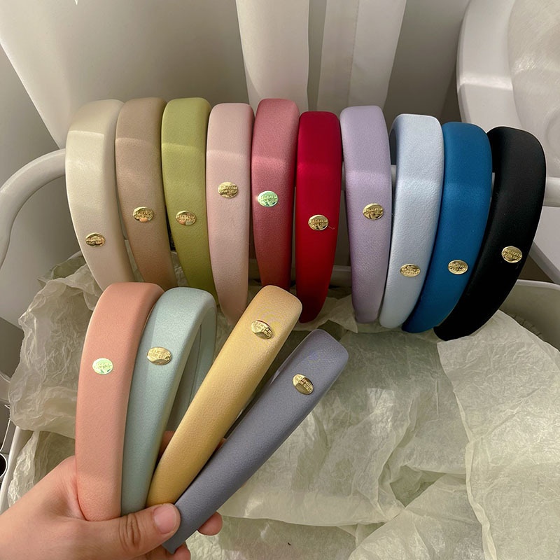 Bờm vải trơn màu đính charm chữ