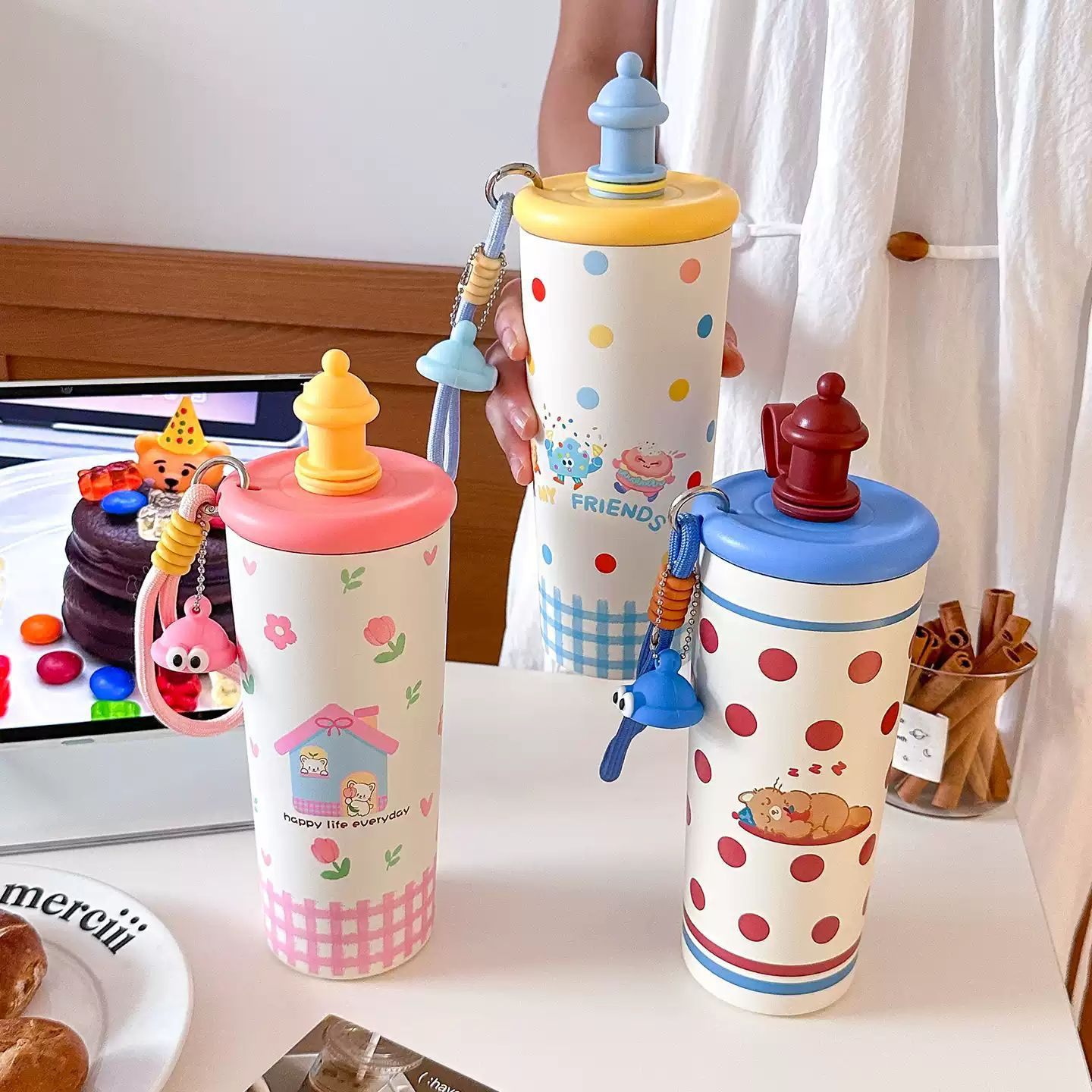 Bình giữ nhiệt nắp màu kèm móc (700ml)