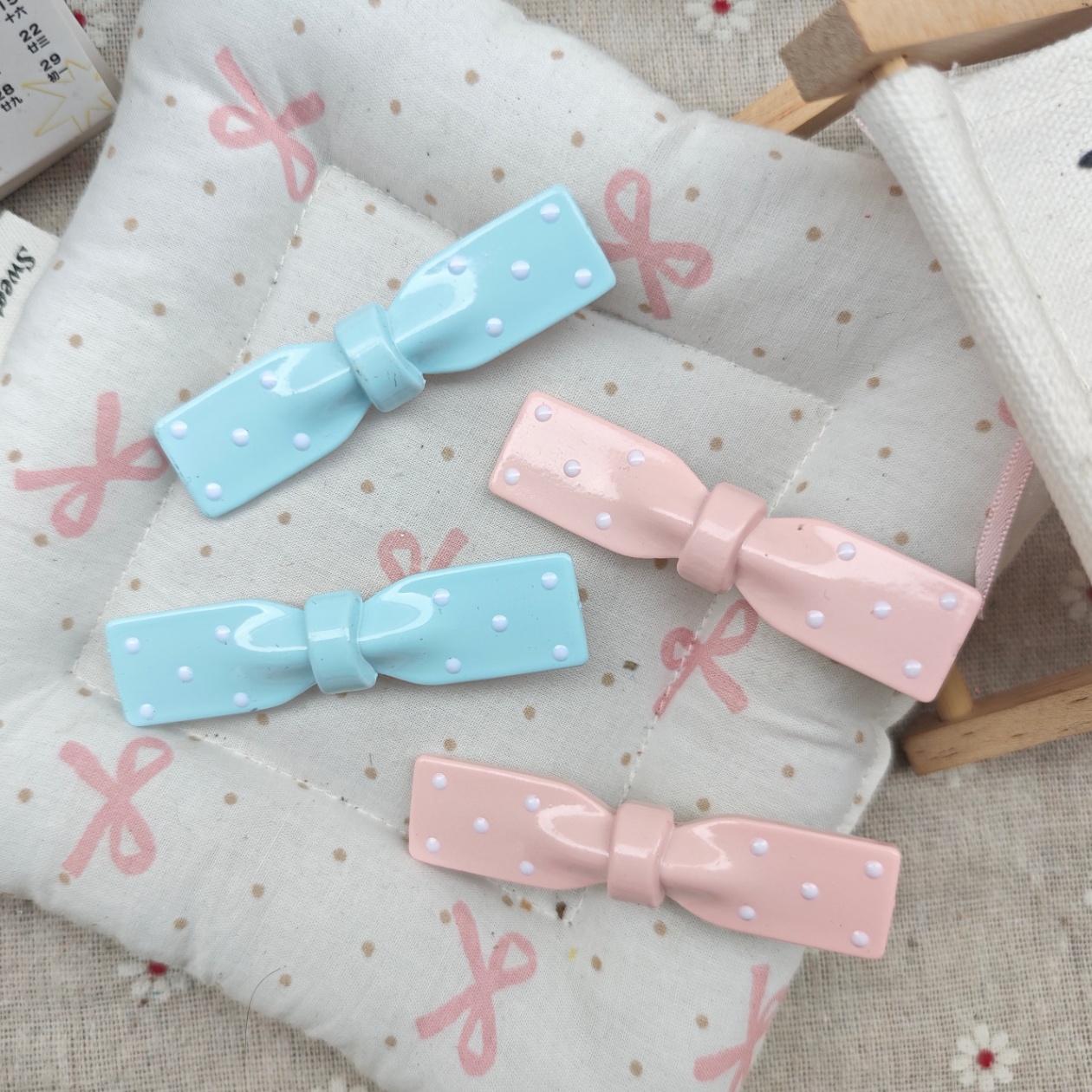 Kẹp tóc nơ nền chấm