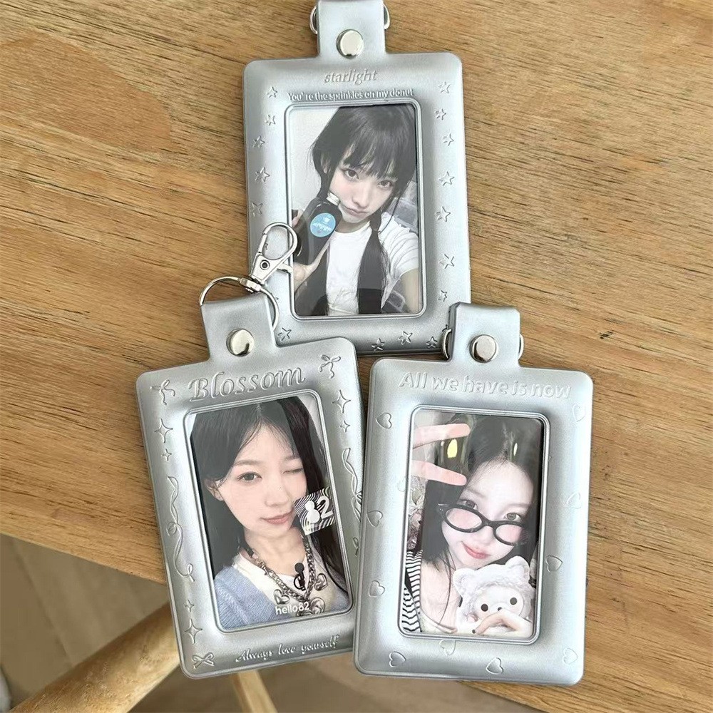 Card holder họa tiết nền bạc kèm móc