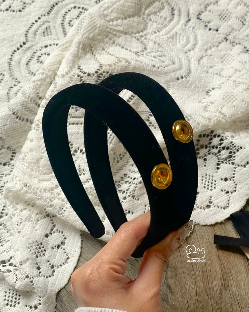 Bờm vải đen đính charm tròn vàng