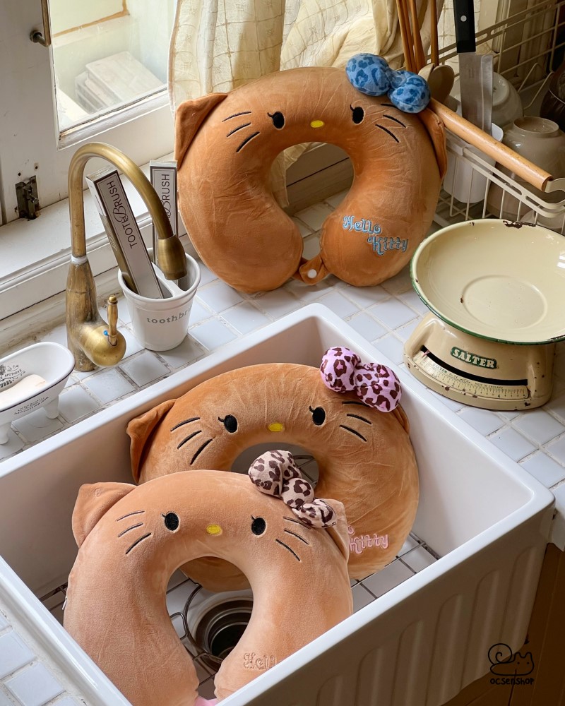 Gối kê cổ cúc bấm Hello Kitty nơ da báo
