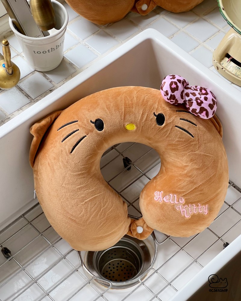 Gối kê cổ cúc bấm Hello Kitty nơ da báo
