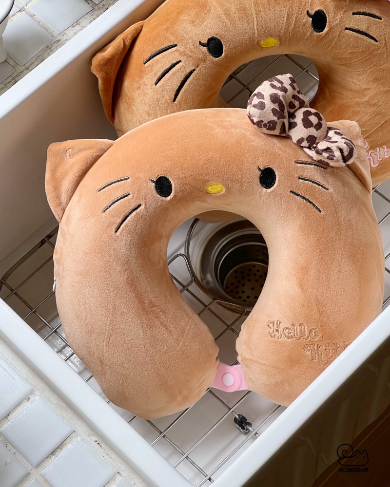 Gối kê cổ cúc bấm Hello Kitty nơ da báo