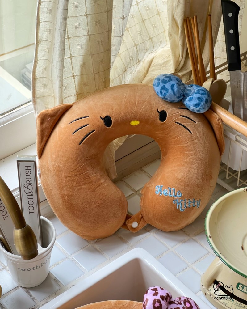 Gối kê cổ cúc bấm Hello Kitty nơ da báo
