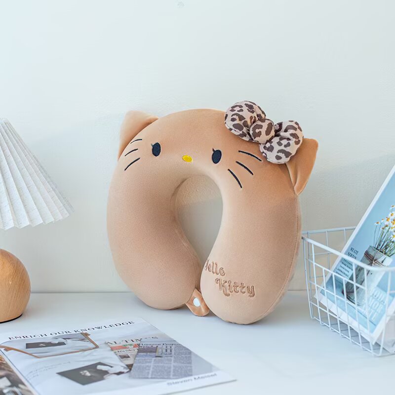 Gối kê cổ cúc bấm Hello Kitty nơ da báo