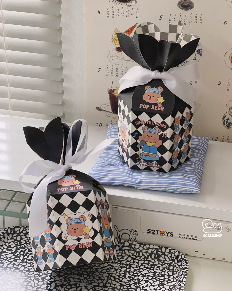 Hộp quà buộc nơ Gấu nền kẻ (9.9x9.5x19cm)