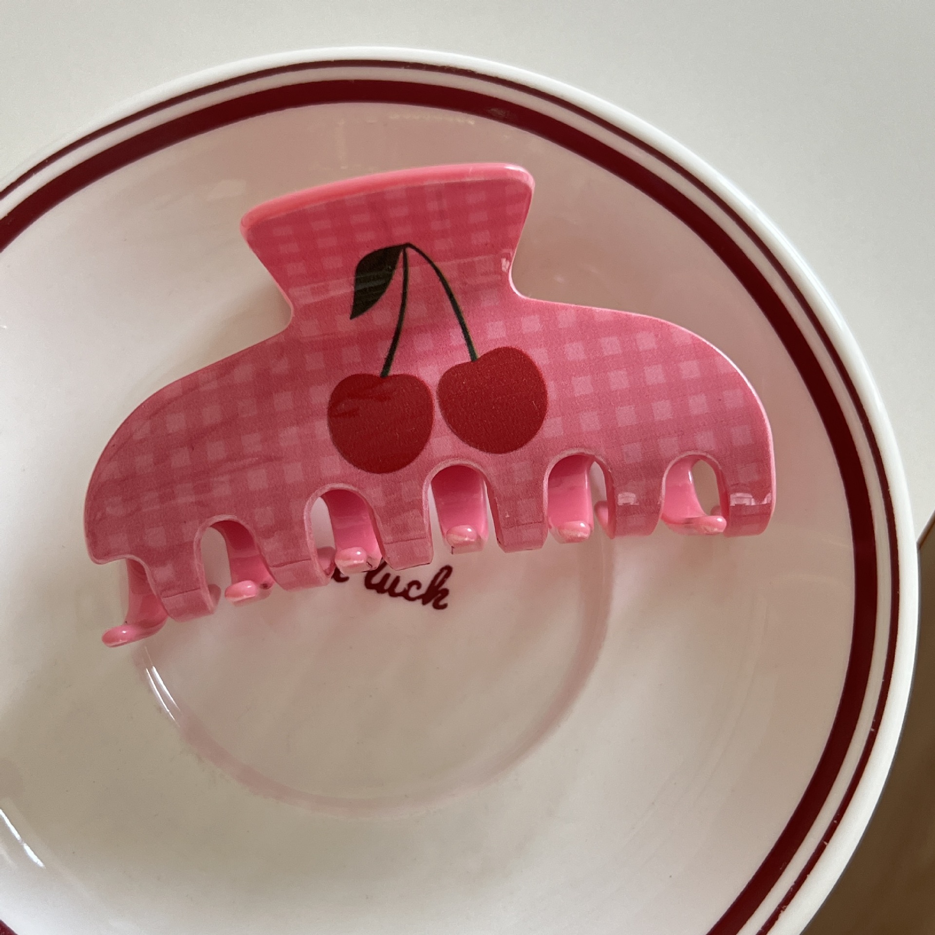 Kẹp càng cua Cherry nền kẻ ô hồng (8,5cm)