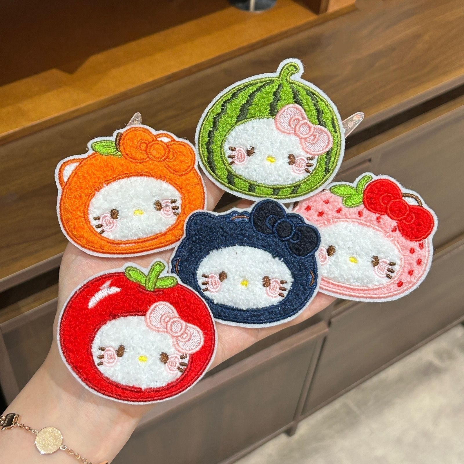 Miếng dán mái Hello Kitty cosplay trái cây (1c)