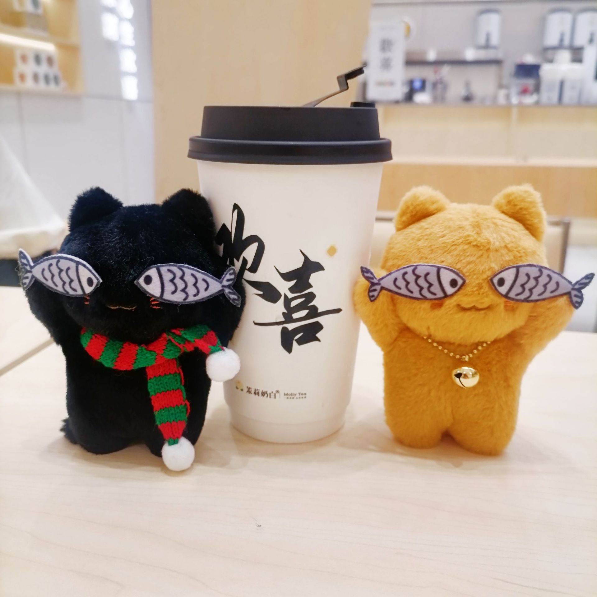 Móc khóa bông Mèo cầm cá (12cm)
