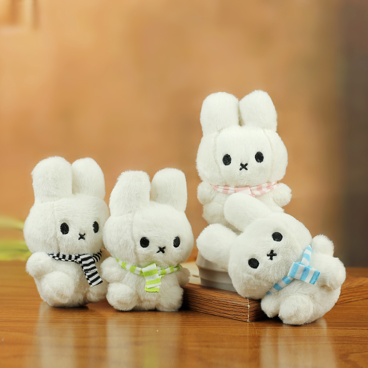 Móc khóa bông Miffy quàng khăn (11cm)