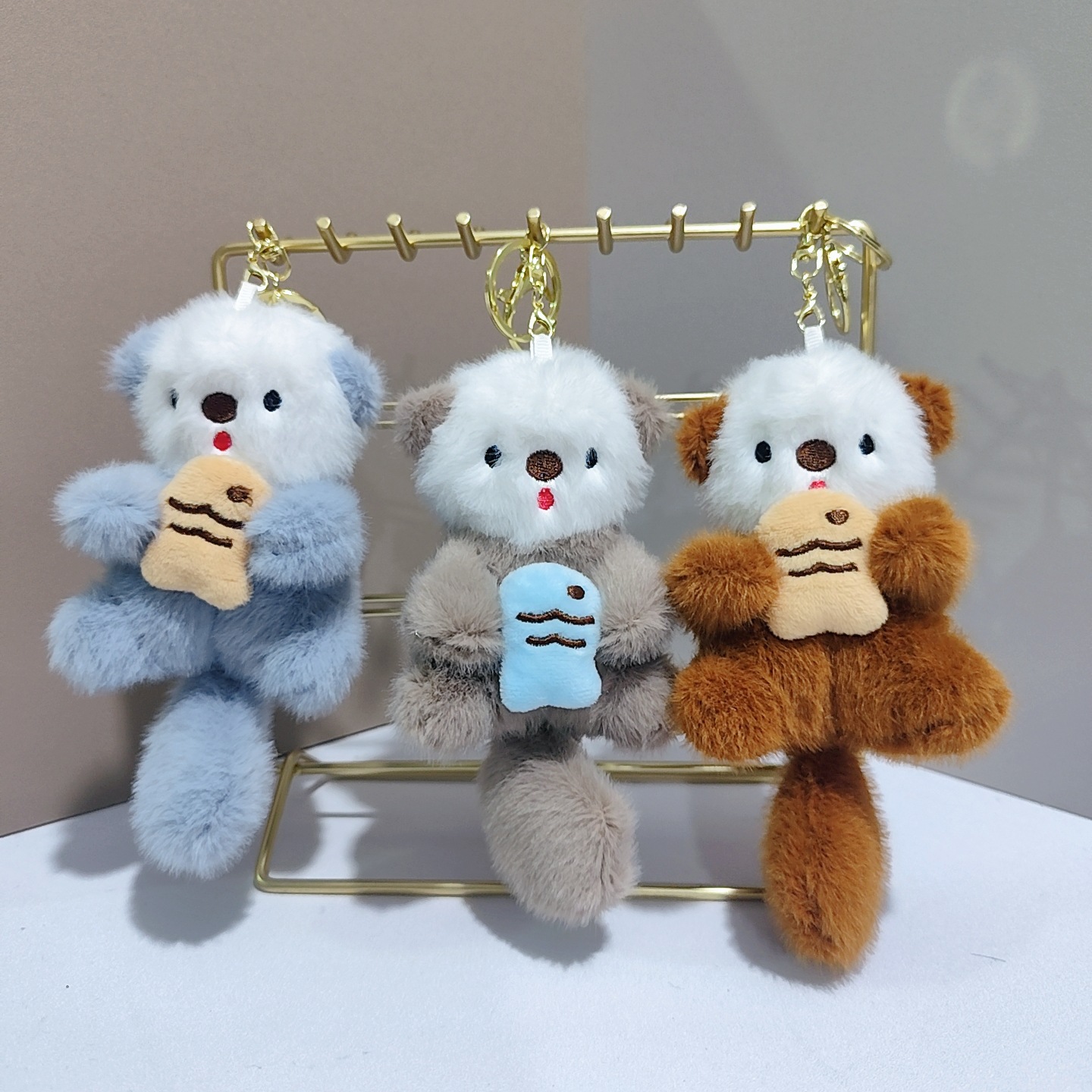 Móc khóa bông Rái cá ôm cá (15cm)
