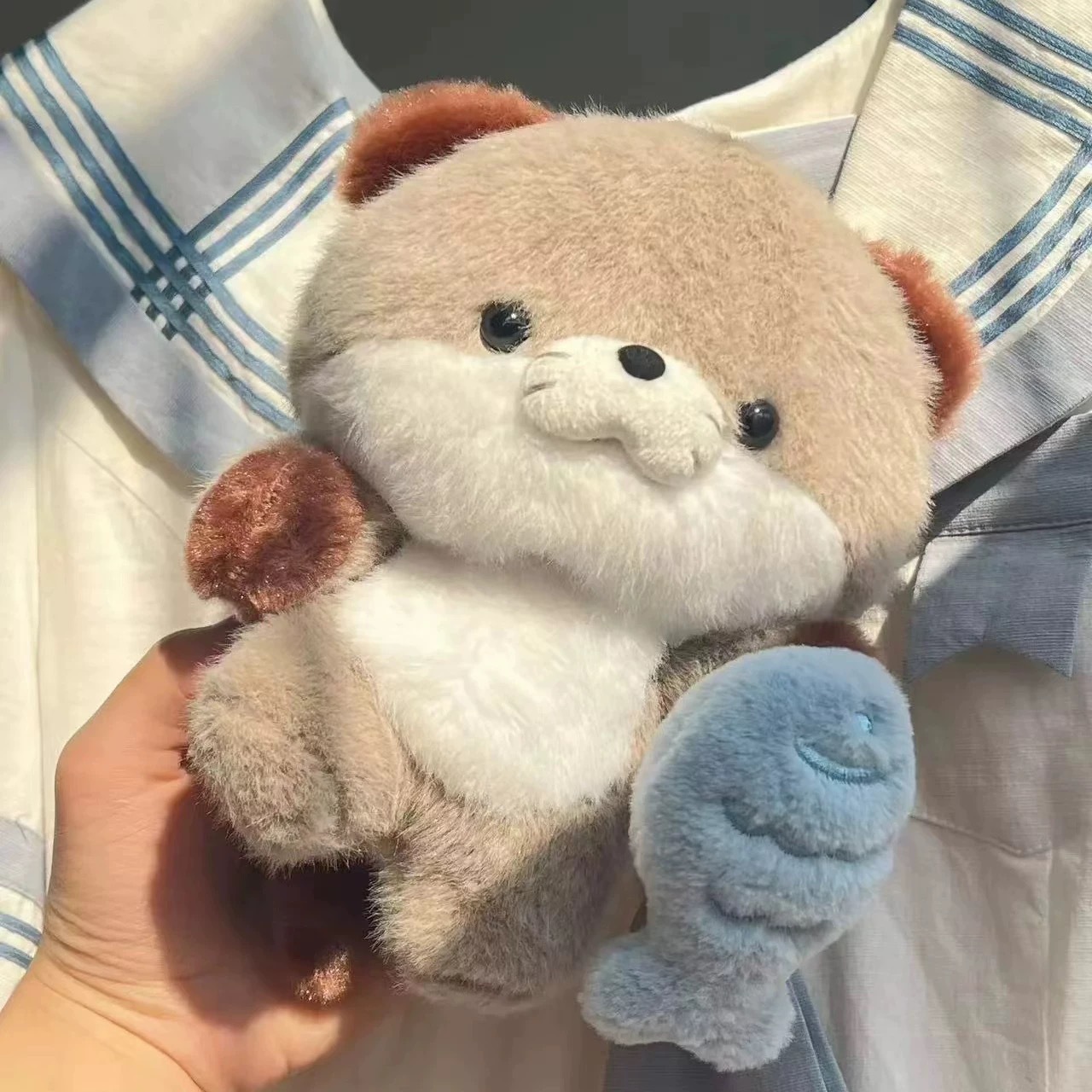 Rái cá bông cầm cá (23cm)