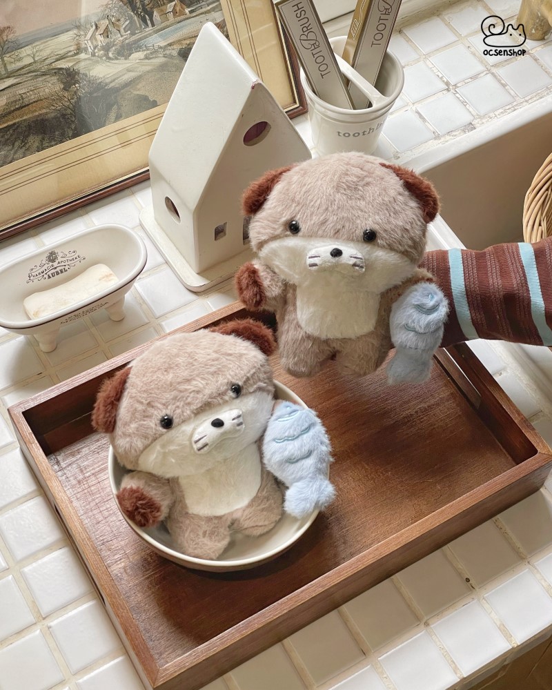 Rái cá bông cầm cá (23cm)