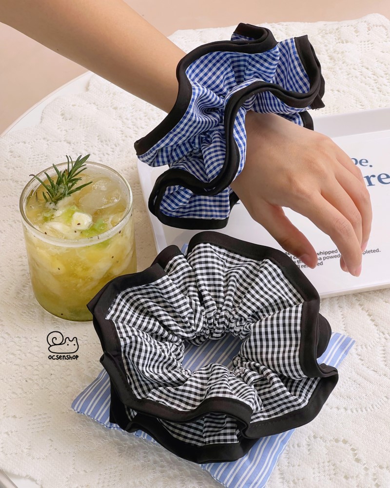 Scrunchie kẻ ô xanh viền đen (4 lớp)
