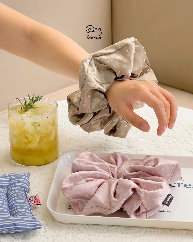 Scrunchie lụa bóng chấm bi