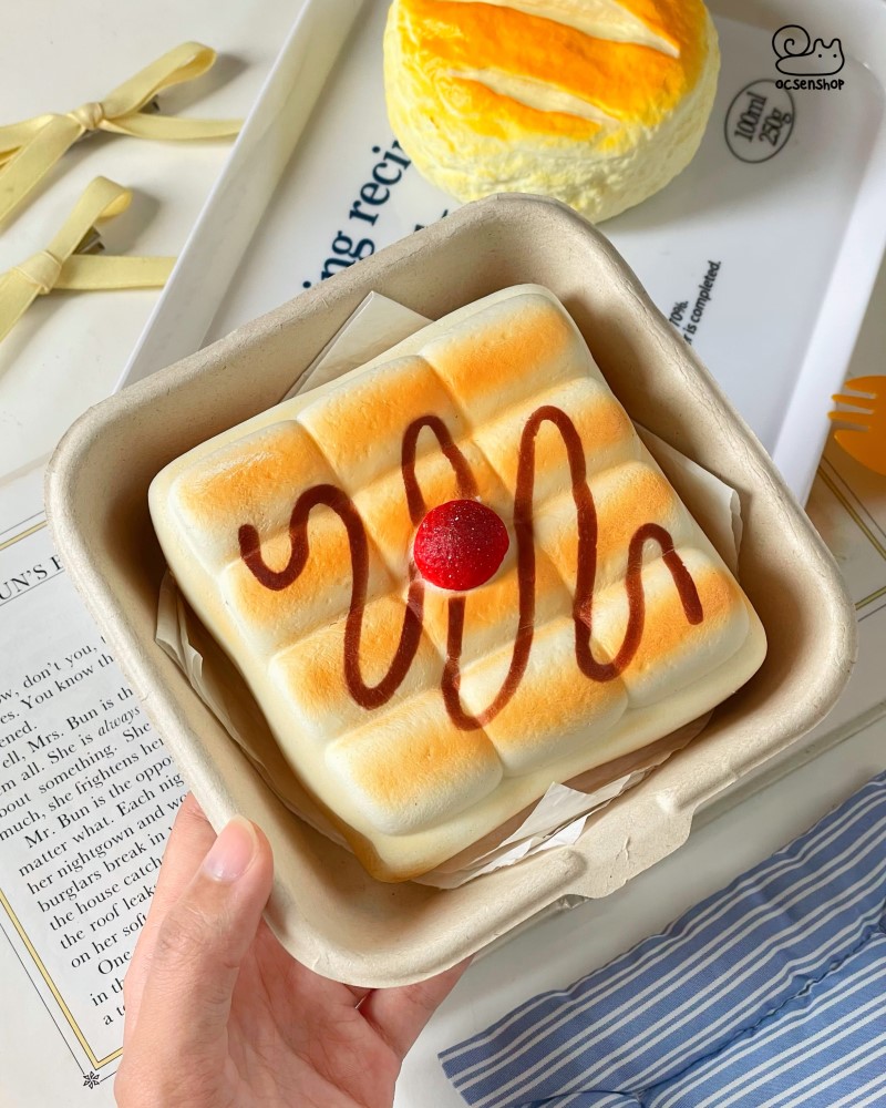 Squishy Moozy Bánh marshmallow dâu (kèm hộp)