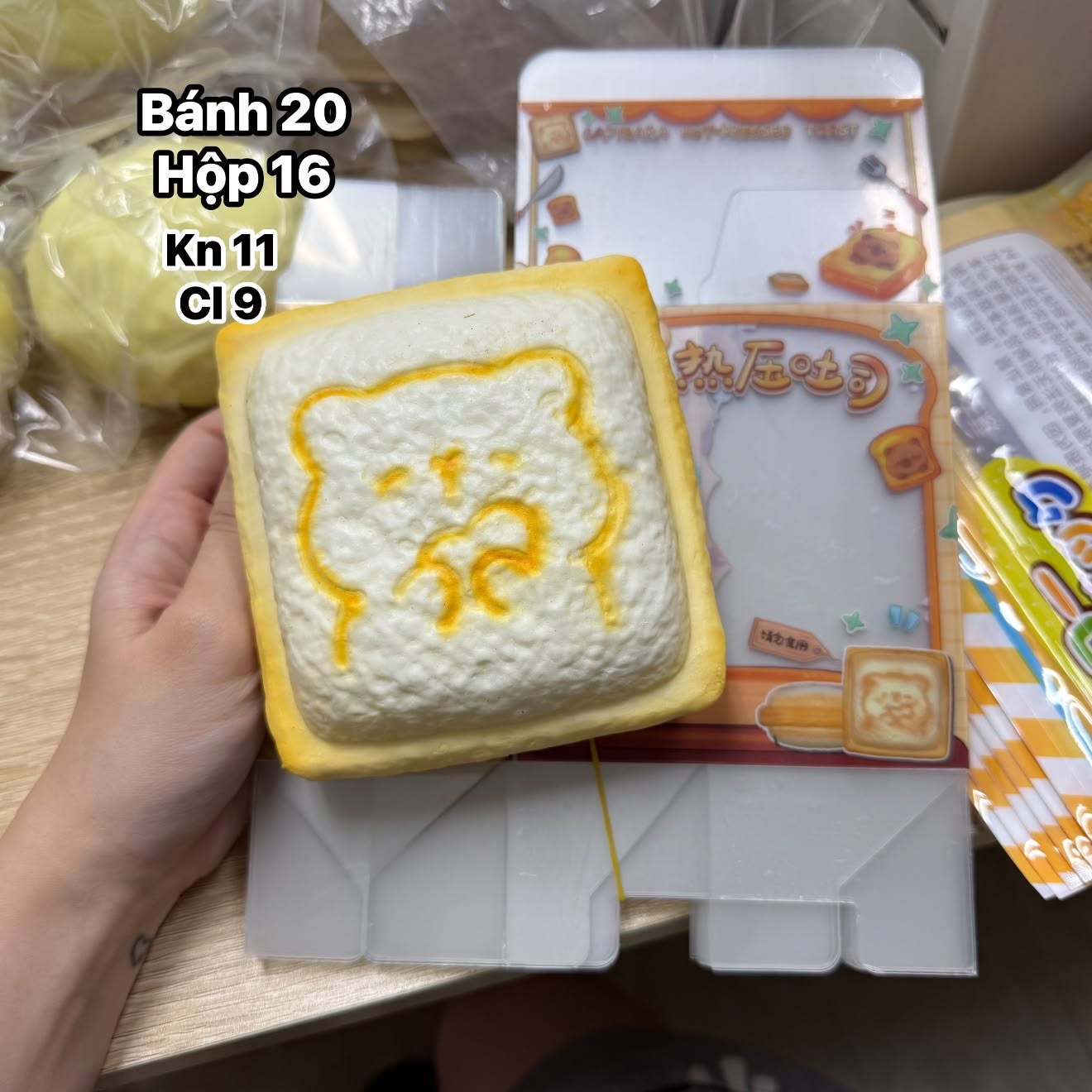 Squishy Moozy bánh mì sandwich ép nóng Capybara (kèm hộp)
