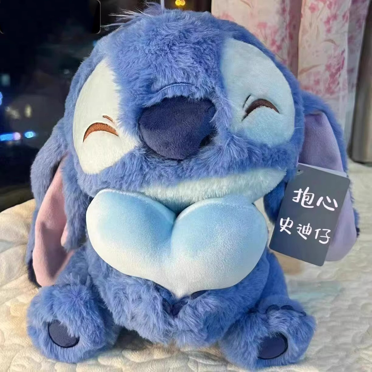 Stitch bông xanh ôm trái tim