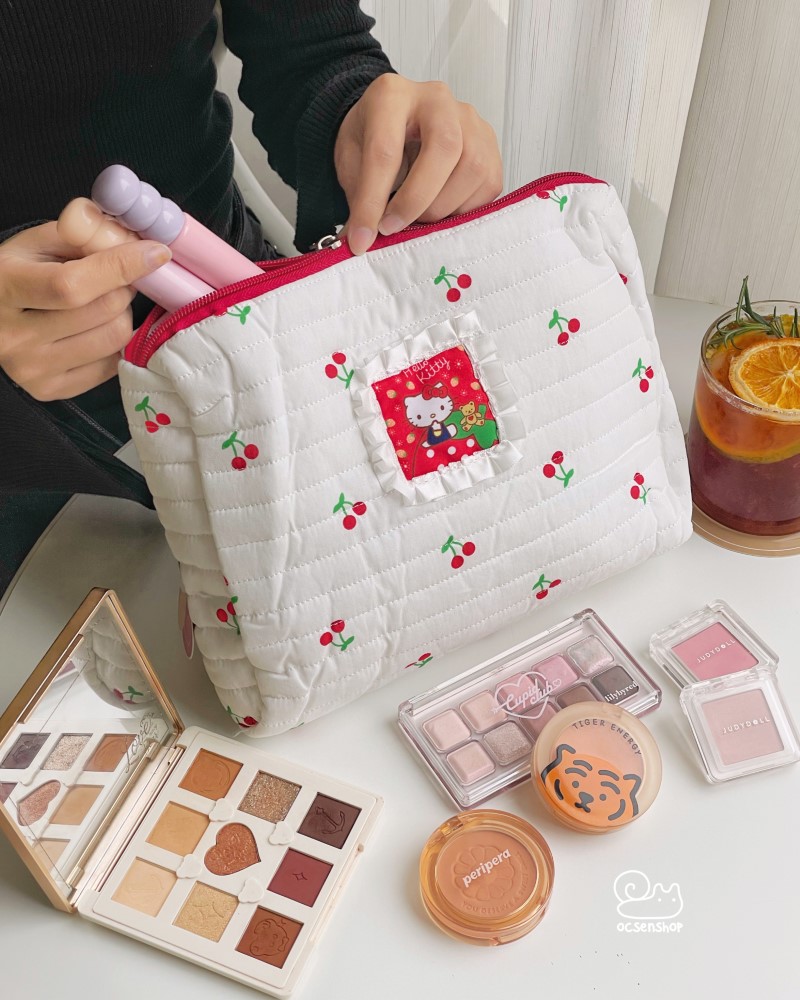 Túi đựng mĩ phẩm Hello Kitty nền cherry