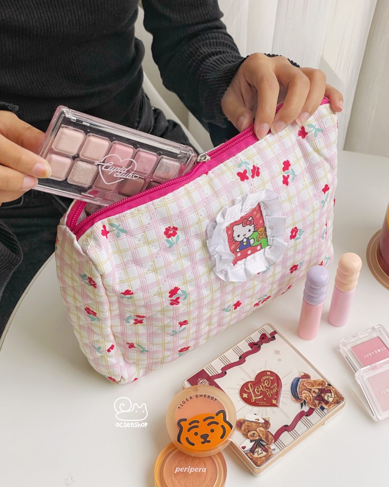 Túi đựng mĩ phẩm Hello Kitty nền hoa đỏ