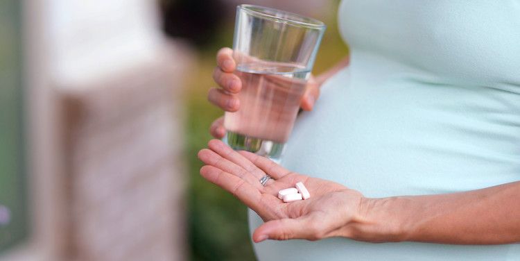 Bà bầu 3 tháng đầu có cần uống sắt không? Khi nào nên bắt đầu?