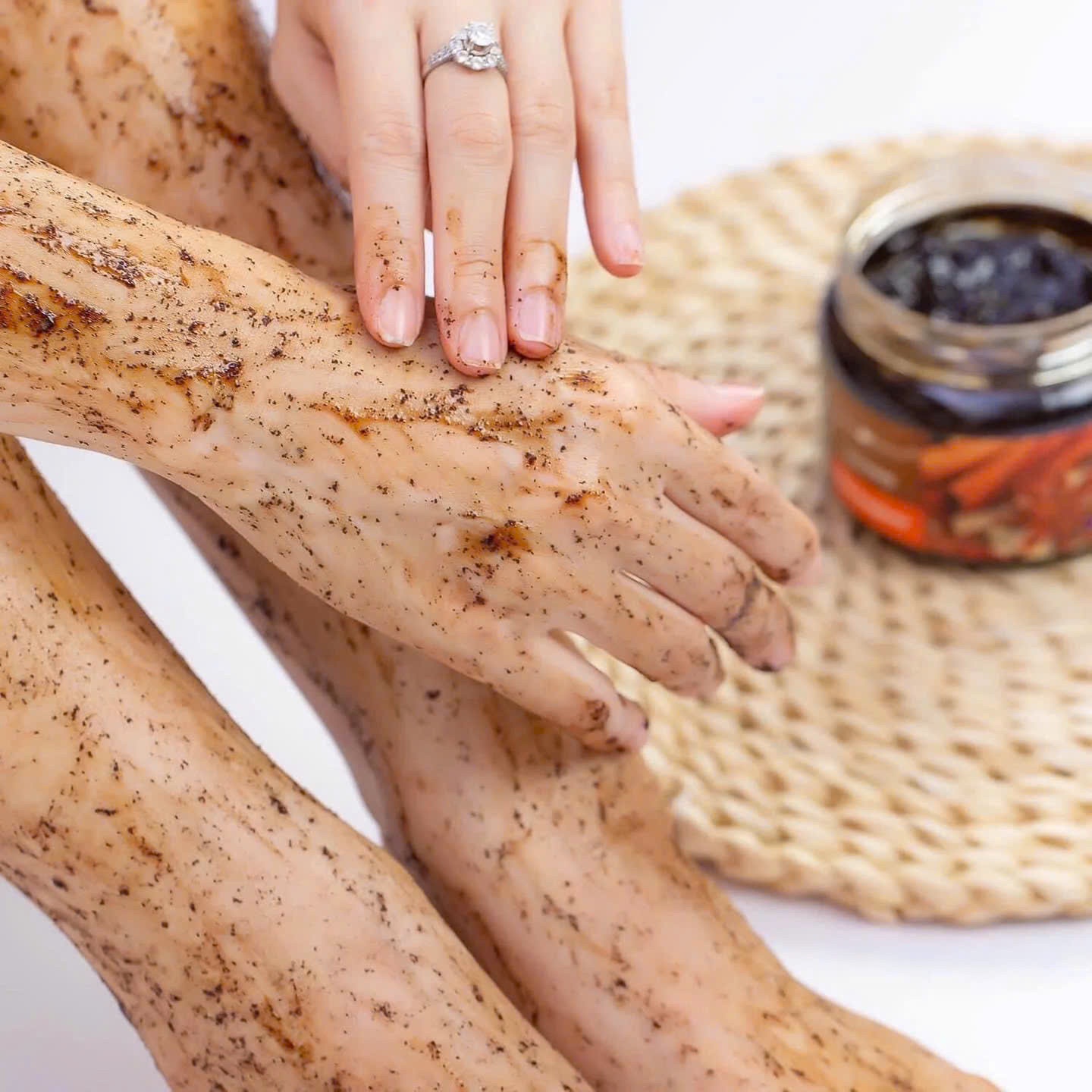 Bilena Body Scrub Coffee Cloves Cinnamon Tẩy da chết toàn thân chiết xuất từ quế hồi và cafe Nga (380g)
