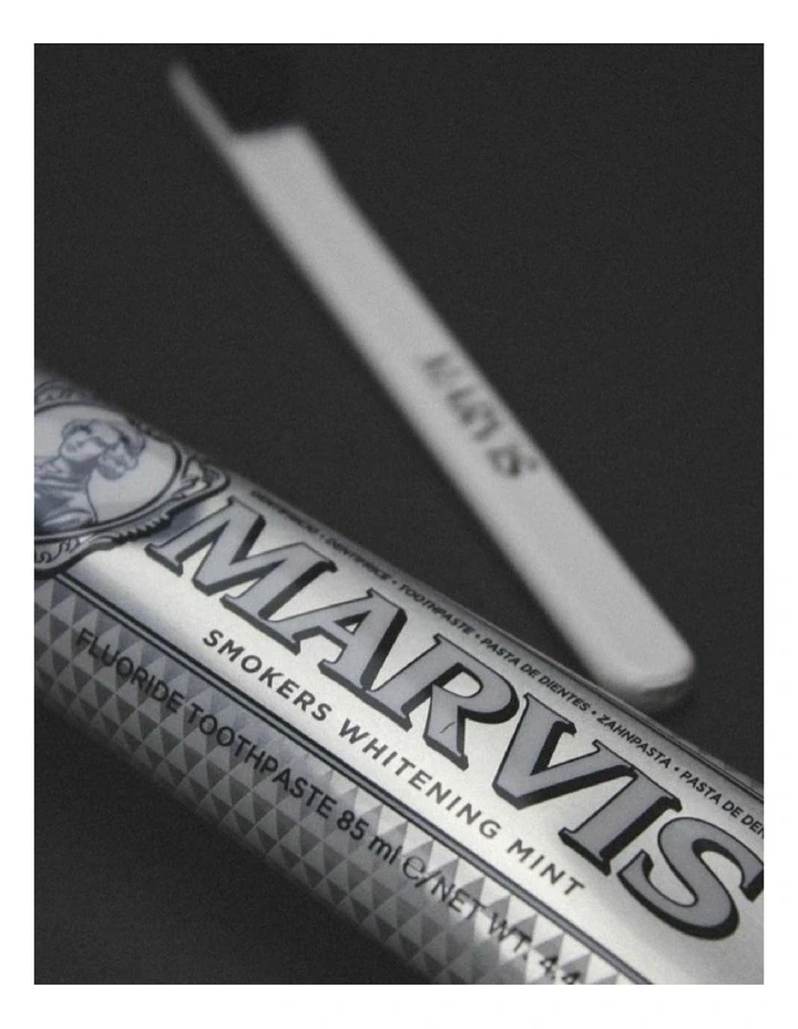 Marvis Smoker Whitening Mint toothpaste Kem đánh răng hương bạc hà, Ý (85ml màu trắng bạc)
