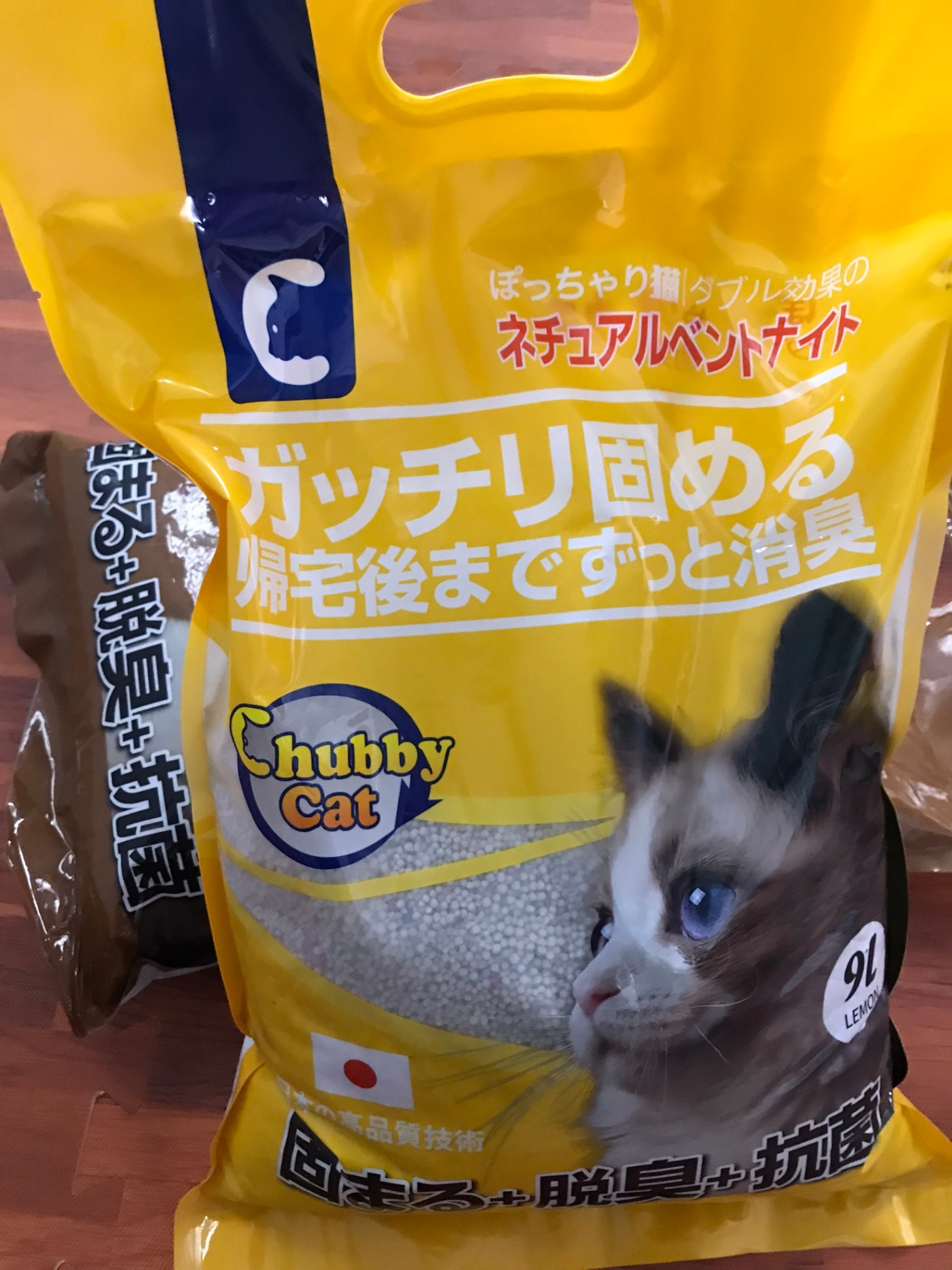 Cát vệ sinh Chubby Cat Bentonite Cat Litter túi 9L